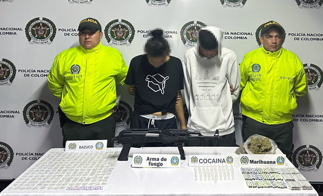 A través de dos diligencias de registro y allanamiento, La Policía Nacional los sorprendió con más de 800 dosis de estupefacientes y un arma de aire comprimido tipo fusil con el que amenazaban a los habitantes de este sector. 