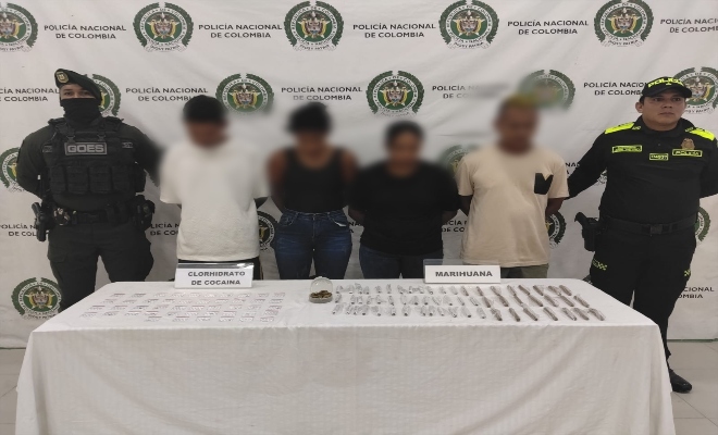 dos uniformados con cuatros personas capturadas