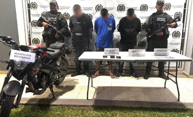 Dos policías, tres capturados, motocicleta recuperada y estuperfacientes