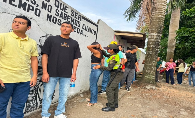 una uniformada de la policía nacional realiza registro a una ciudadana  