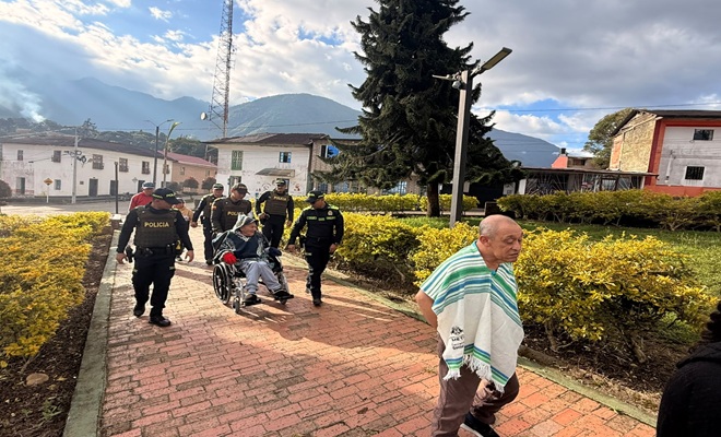 Cinco uniformados paseando con los adultos mayores