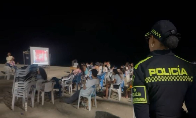Cine en la playa Rodadero Polic&iacute;a Nacional acompa&ntilde;a