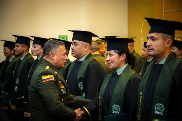 Subdirector general de la Policía Nacional de Colombia saludando a una graduada