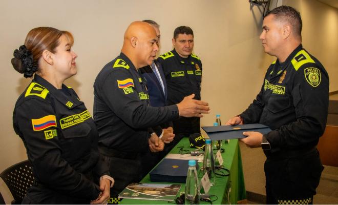 Inspector general de la policía nacional, realiza entrega de certificado a un señor capitán