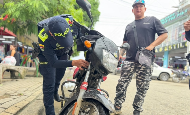 Funcionario policial realizando verificación de vehiculó motocicleta 