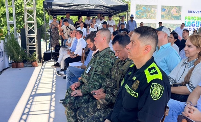 Polic&iacute;a, fuerzas militares y comunidad sentado en un evento p&uacute;blico