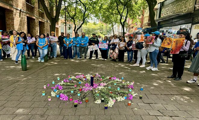 Comunidad, entidades gubernamentales y policía, reunidos en una plaza para colocar velas y flores