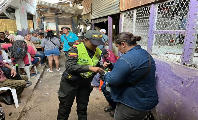 axiliar de policia realizando registro a personas 