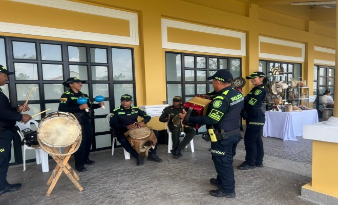 Seis policías tocando pitos y tambores 
