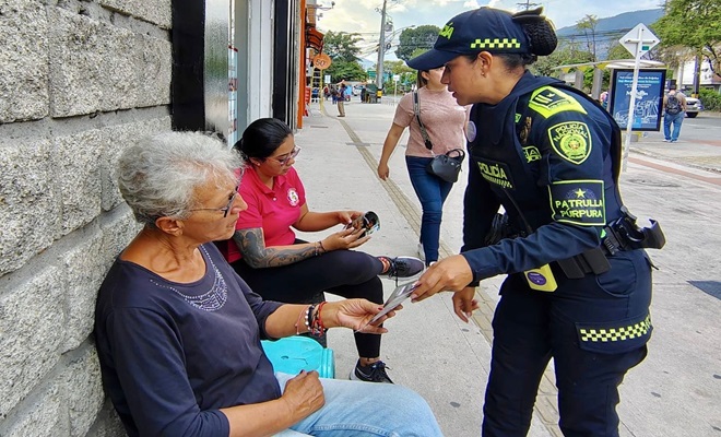 La Patrulla Púrpura adelantó jornadas pedagógicas en Parque Lleras, Provenza, La 70, La Candelaria y Envigado para orientar a la ciudadanía sobre rutas de atención y señales de alerta.