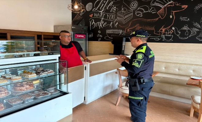 un uniformado de la policía nacional  con un ciudadano brindando recomendaciones de seguridad 