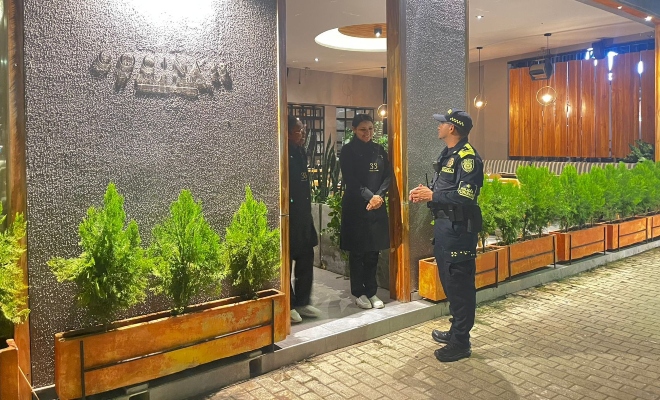 Funcionario policial brindando recomendaciones a dos trabajadores en el sector gastronómico al norte de la ciudad  