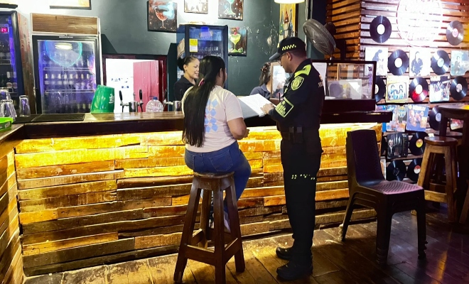 Funcionario policial brindando recomendaciones a tres trabajadores en el sector gastronómico al norte de la ciudad  