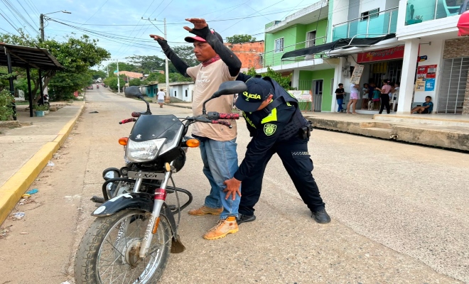 un polic&iacute;a registrando registrando a un ciudadano 