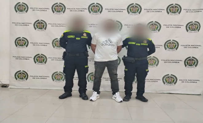 dos uniformados con una persona capturada por el delito 