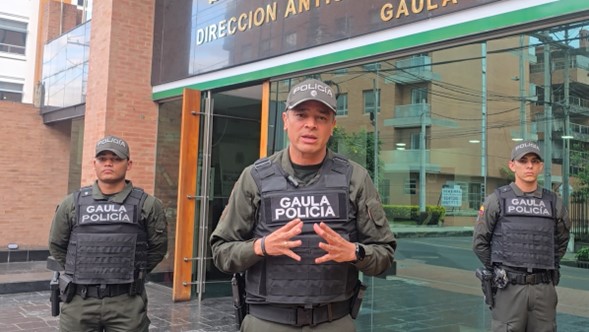 Coronel Edgar Andrés Correa Tobón y dos funcionarios de la Policía Nacional
