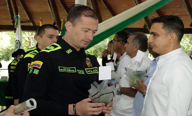 Coronel Nelson Zambrano reconociendo con profundo respeto a uniformado afectado