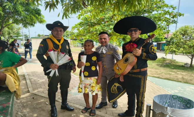 dos uniformados con una mujer y un cantante 