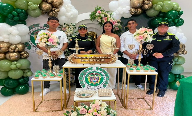 dos uniformadas de la policía nacional y tres ciudadanos en ceremonia 