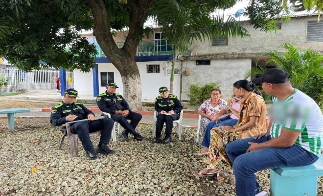 Subcomandante de la metropolitana de Montería con un grupo de lideres en el barrio Puente Uno de la margen izquierda