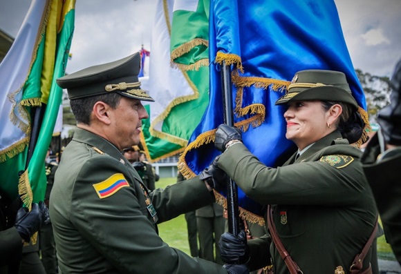 Director General entregándole el mando de la Jefatura Nacional Desarrollo Humano