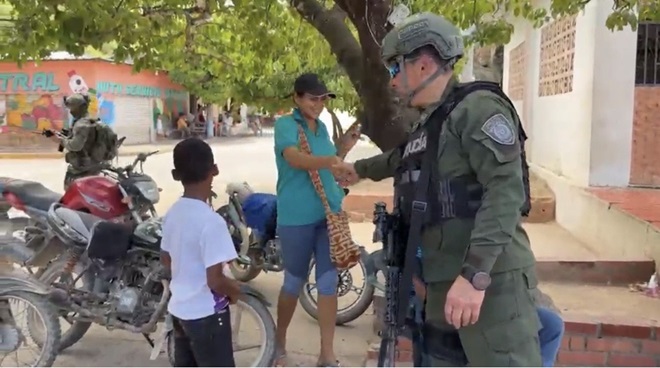 Director General saludando a la ciudadana habitante de Norosí, sur de Bolivar