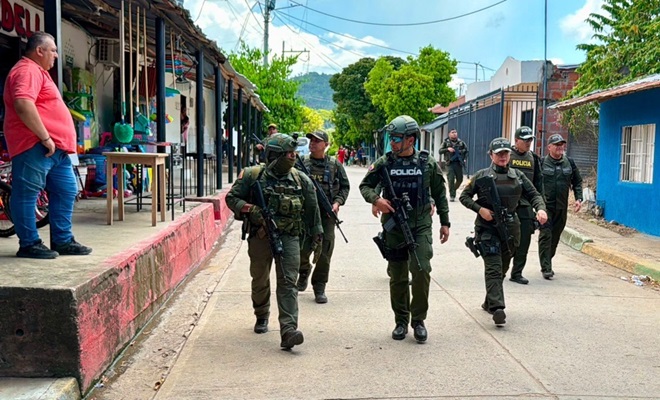 Director General y policías caminando por las calles de Norosi, Sur de Bolivar