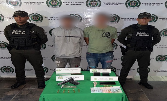 Dos capturados, arma de fuego y dos policías custodiando