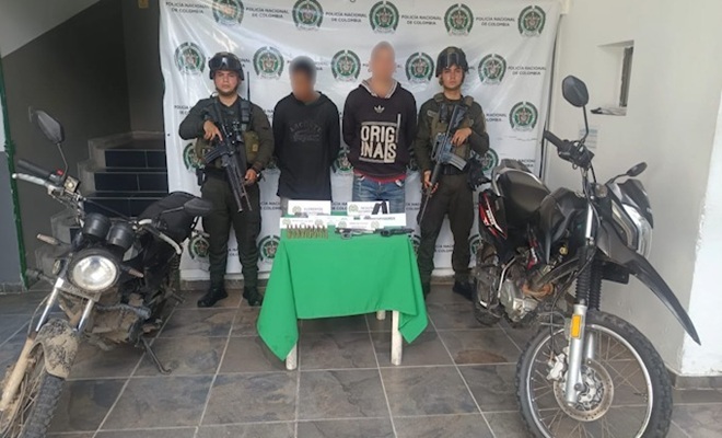 Dos capturados, dos motos y armas de fuego custodiados por uniformados