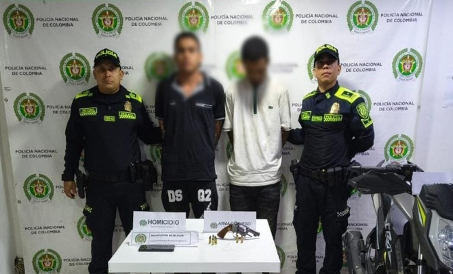 Incautan arma de fuego munición y motocicleta a dos capturados