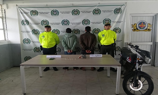 Dos capturados una motocicleta y dos policías con elementos incautados