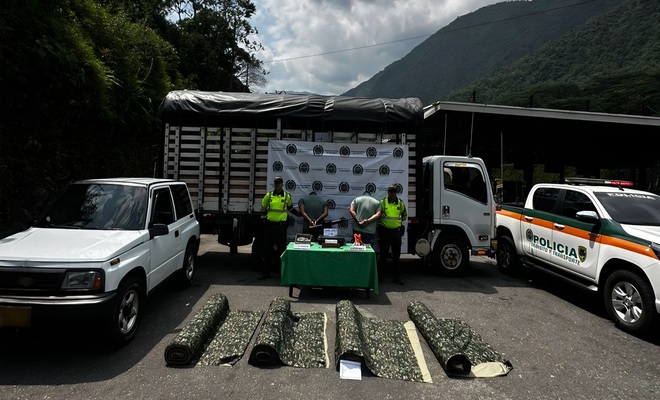 Dos Policías, dos capturados e incautación de armamento, munición y prendas de uso privativo