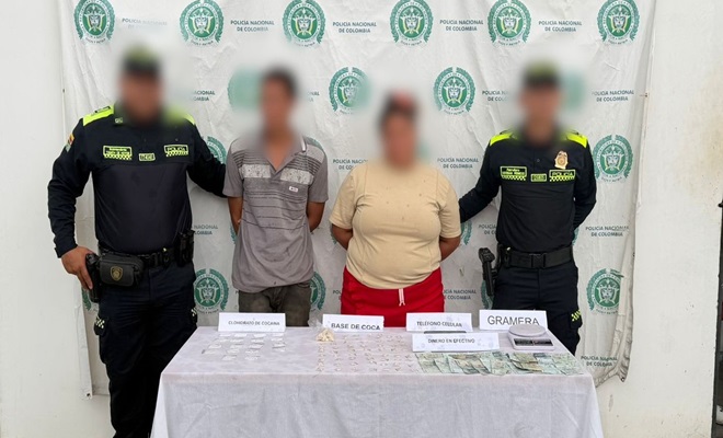 Policías y dos personas capturadas