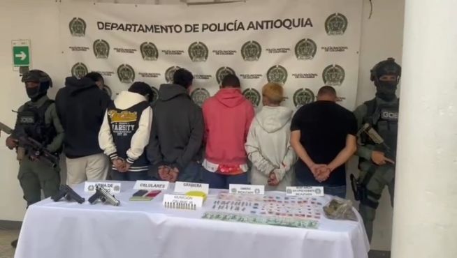 Dos polic&iacute;as custodian a seis capturados 