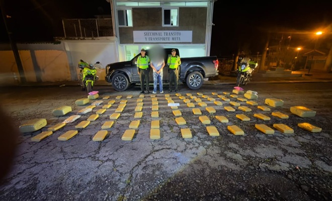 Dos uniformados custodiando un capturado y 124 kilos de marihuana