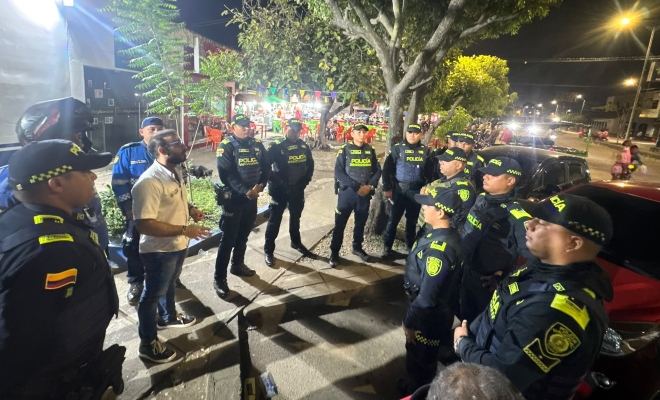Grupo de funcionarios policiales y de la alcaldía recibiendo instrucción 