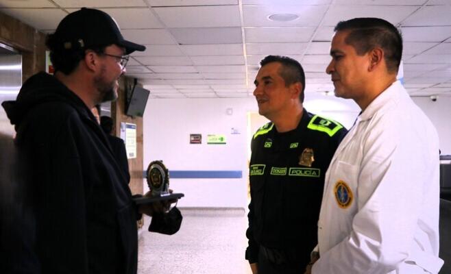 Andrés Cepeda recibe un reconocimiento por parte del director de Sanidad y el director del Hospital Central