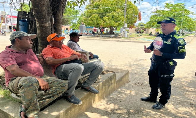 uniformado socializando a la comunidad sobre la importacia sobre la violencia basada en genero y delitos sexuales 
