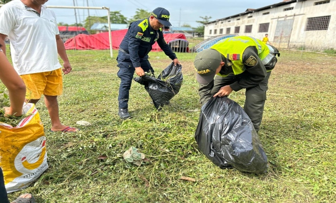 dos policías y comunidad recuperación de espacios pedagógicos