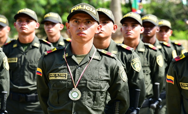 Entrega de reconocimientos a los auxiliares de Policía