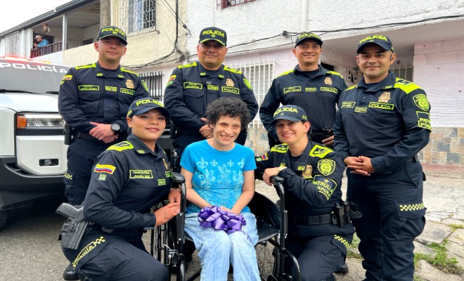 Seis Policías donan silla de ruedas