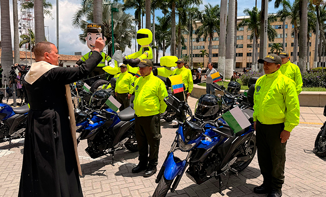 El señor Párroco bendice las motocicletas y personal policial que recibe los automotores 