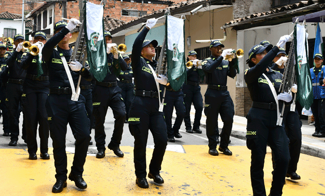 Integrantes de la banda de paz, tocando la lira