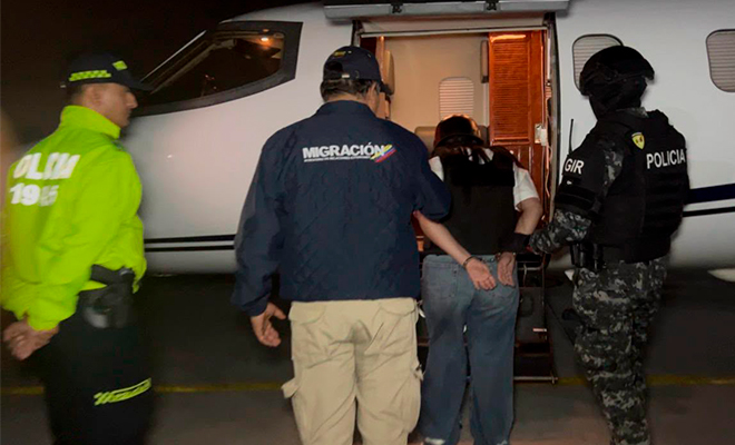 Las personas expulsadas de Colombia fueron trasladadas por las autoridades al avión dispuesto para su retorno a Ecuador.