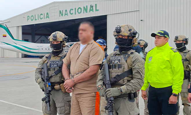 Personal de la Polic&iacute;a Nacional custodia a alias 'Ara&ntilde;a', para ser entregado a las autoridades de Estados Unidos.