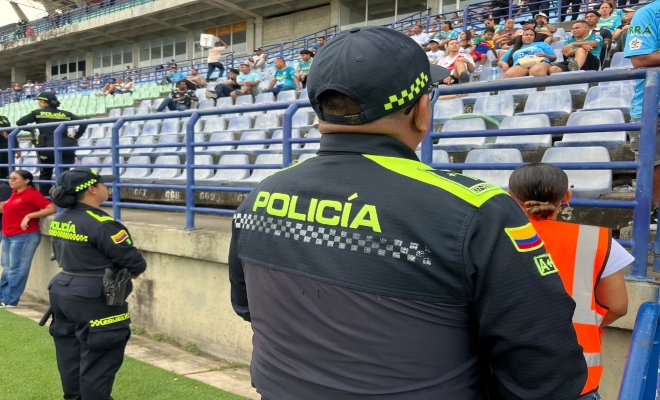 dos policías garantizando la seguridad del partido