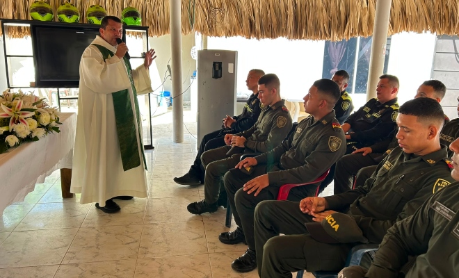 Señor presbítero de la Policía Metropolitana de San Jerónimo de Montería realizando la Santa eucaristía a un grupo de policías 