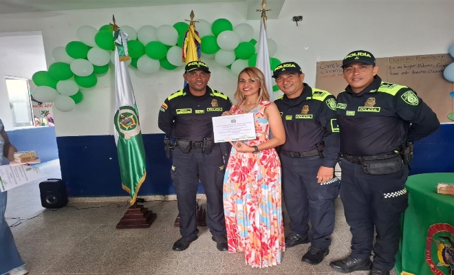 Una ciudadana con tres uniformados en graduación espacios pedagógicos 