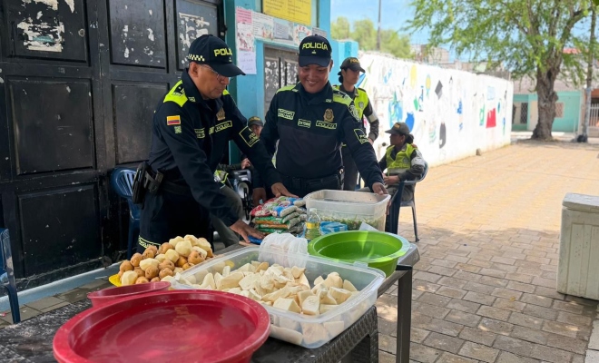 tres policías preparando alimentos 