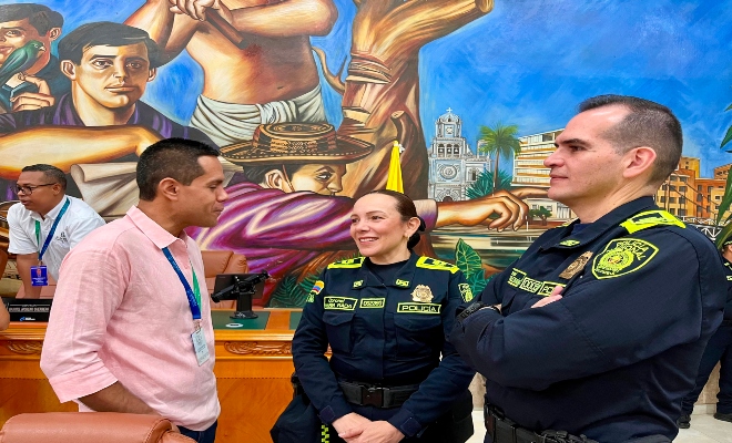 Dos funcionarios de la Policía conversando con un funcionario de la asamblea departamental de la Ciudad de Montería